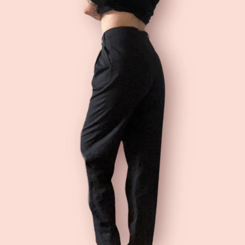 Svarta kostymbyxor från Jennifer Collection. Står inte storlek men skulle tippa på M/38. Dom är långa i benen!  Använt skick.. Jeans & Byxor.