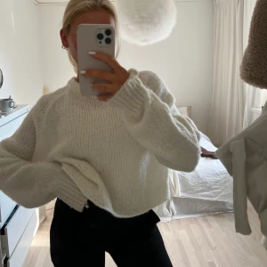 Stickad tröja  - Stickad tröja ifrån NA-KD som sitter jättefint, bra skick! 🫶🏻