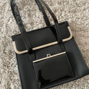 Svart handväska - Stilig svart välbehållen handväska,  pris kan diskuteras etc💕💕