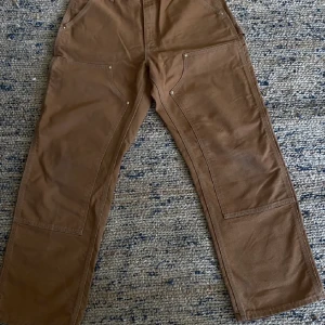 Carharrt double knee - Säljer mina Carharrt carpenterpants i storlek 34 30 Köpte de begagnade men de va tyvärr för små så säljer vidare.