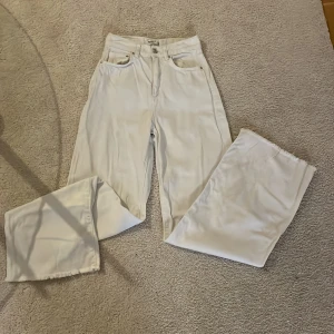 Vita högmidjade jeans - Fina vita högmidjade jeans