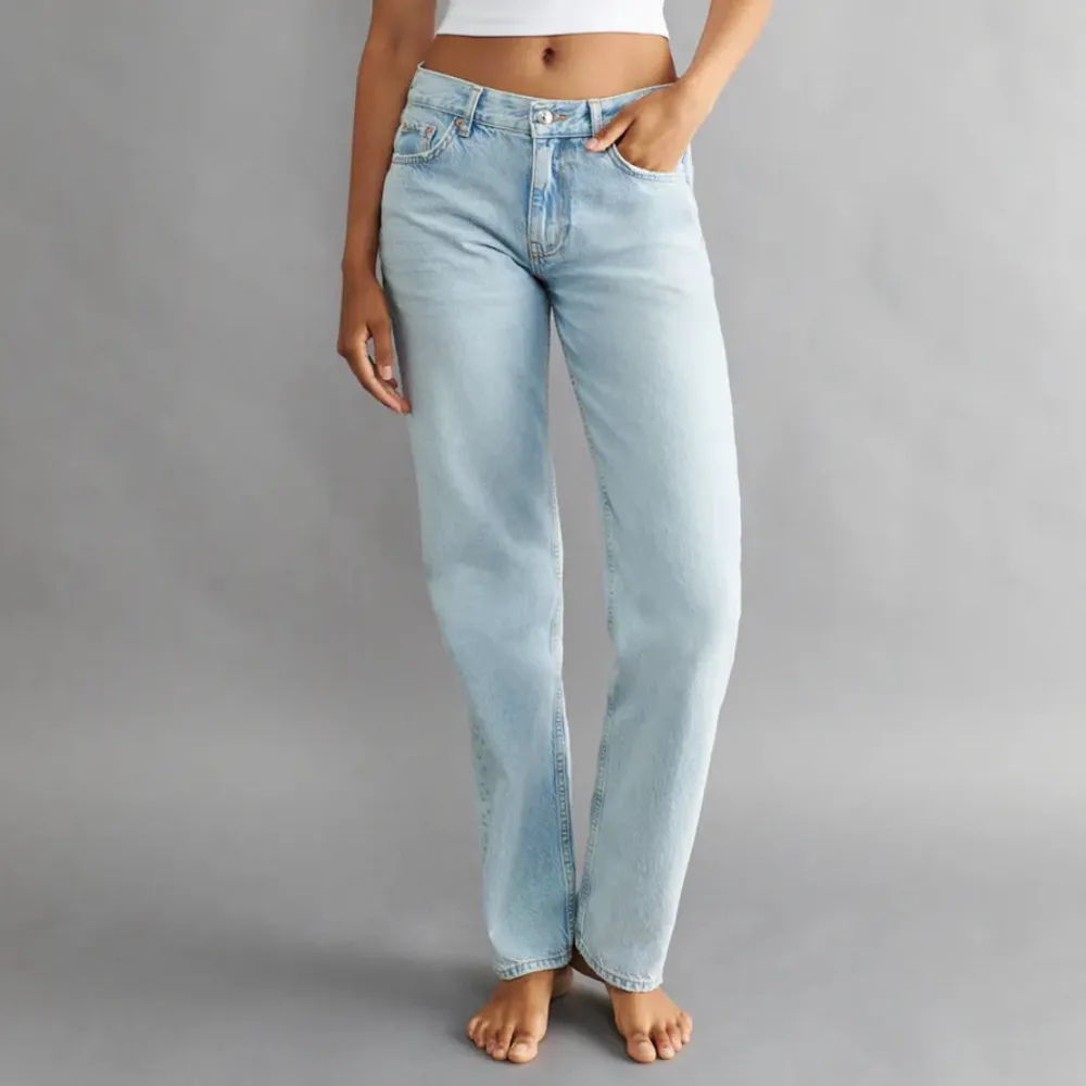 Säljer ett par HELT nya gina low straight jeans i ljusblå. Slutsålda på hemsidan. Passar mig som vanligtvis har 34 🌸. Jeans & Byxor.