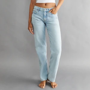 SLUTASÅLDA GINA JENAS - Säljer ett par HELT nya gina low straight jeans i ljusblå. Slutsålda på hemsidan. Passar mig som vanligtvis har 34 🌸