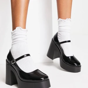 Svarta grova Mary Jane skor - Svarta grova Mary Jane skor från ASOS i storlek 42. Tyvärr för små för mig. Aldrig använda ute men har försökt att gå in dom.