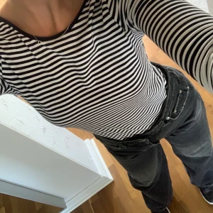 Jeans NA-KD - Storlek S/M! Jag är själv en s, men gillar hur dem sitter lite lösare. I bra skick! Köparen står för frakten