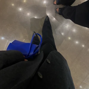 Snygg väska - Snygg väska man både kan hålla i handen och eller använda med ett avtagbart band. Använd fåtal gånger 🫶🏻 