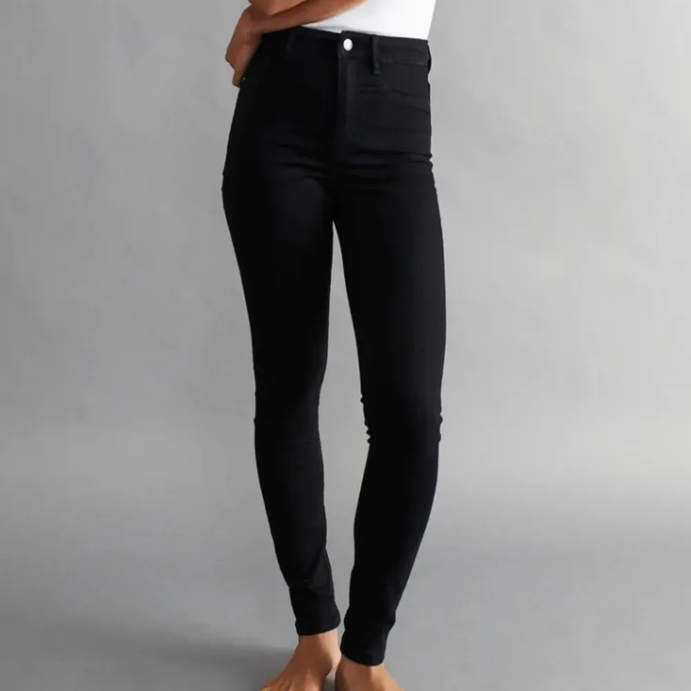 Säljer svarta Molly jeans från Gina tricot, säljer då dom va för små ( bara testade) Storlek S . Jeans & Byxor.