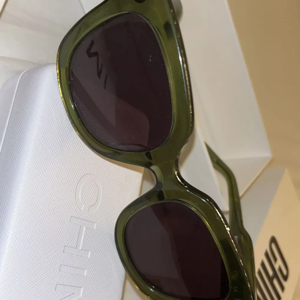 Chimi Eyewear solglasögon i modellen 08 Kiwi. Inga skavanker, som nya!! Kommer i originalförpackning. Många intresserade så det är först till kvarn som gäller! Satt pris gäller ❤️. Accessoarer.