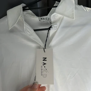 Oversized skjorta från nakd  - Fin oversized vit skjorta från nakd med fin detalj i armarna 