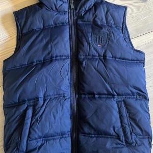 Tommy hilfiger väst - Storlek 164 Väldigt gott skick, inte använd mycket alls