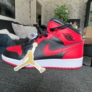 Nike Jordan 1 ”banned” - Nike Jordan 1 sneakers i storlek 40 (7Y) Sparsamt använda så de är i fint skick. Köpta förra året för 1500kr.