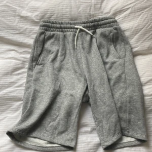 Mjukis shorts storlek 158/164  - Ett halvt år gamla mjukis shorts som du kan ha när du är hemma och kolla film eller ute och spelar fotboll. Du kan styla den med en over-size t-shirt, en crop top eller en vanilj Hoosiers till.
