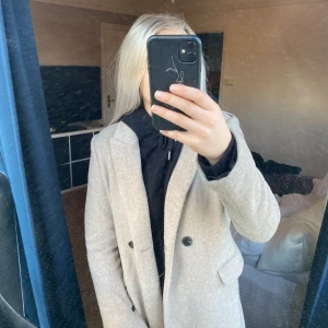 Snygg kappa - Höstig beige kappa i strl S/Xs. Kappan är i nyskick och har inga synliga defekter. Säljs pga för liten för mig.  Om frågor uppstår så kontakta mig💗