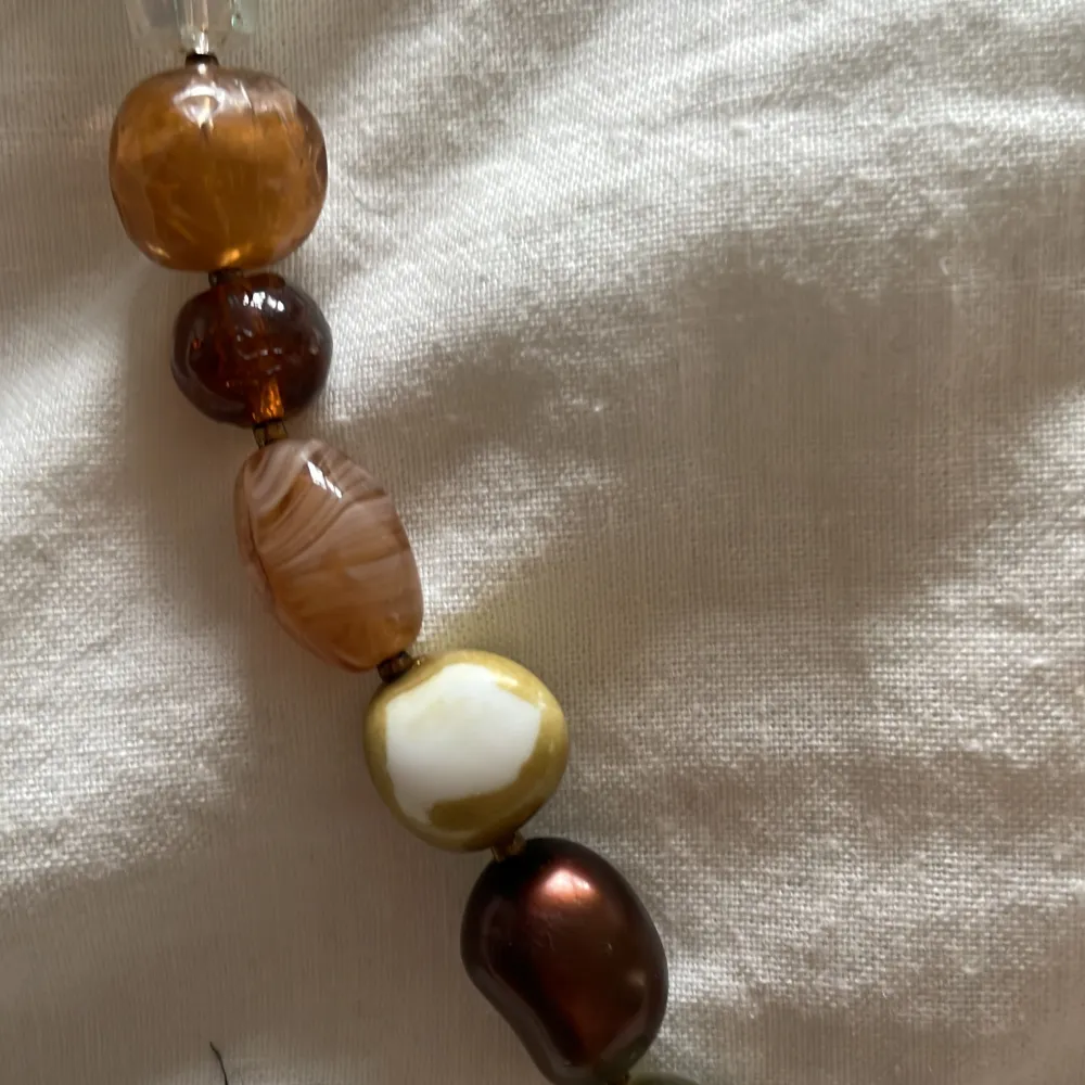 🌙kortare halsband med glas-och plastpärlor 🌙liten slitning på färgen hos tre pärlor som sitter i nacken, se bild 🌙fraktar endast . Accessoarer.