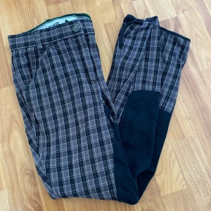 Ridbyxor - Säljer ett par ridbyxor, fint skick förutom lite slitningar i grenen, se sista bilden.  Storlek 36. Från Mountain horse. Karborre längst ner för att spänna åt.