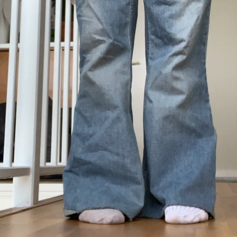 Lågmidjade bootcut jeans från hm! Jag har klippt av dom då dom va lite långa på mig som är 160. . Jeans & Byxor.
