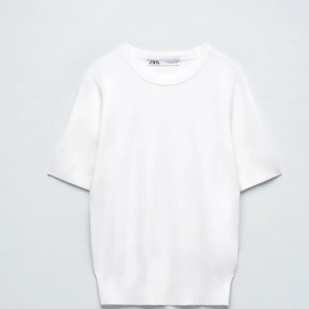 Säljer denna tröja från zara! Den är i en kräm färg som inte säljs längre men kunde inte hitta de riktiga bilderna som fanns på hemsidan. Nypris 279❤️. Skjortor.