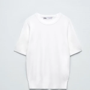 Stickad tröja - Säljer denna tröja från zara! Den är i en kräm färg som inte säljs längre men kunde inte hitta de riktiga bilderna som fanns på hemsidan. Nypris 279❤️