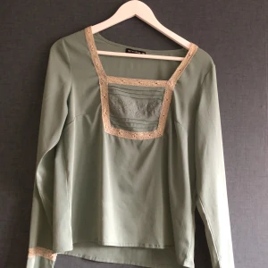 Gammaldags tröja - Hej! Används inte så hoppas någon annan kan ta den från mina händer. Skriv om du är intresserad!