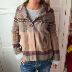 Kappa!! - Säljer denna så fina kappa i storlek S perfekt till hösten🍁🍁🍁 Det är en gammal modell från zara så den går inte och köpa längre💗