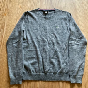 Lacoste sweatshirt  - Lacoste sweatshirt. Storlek 152 cm. Skick 10/10, stryker man den så ser den sprillans ny ut