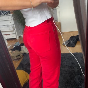 Röda lågmidjade jenas - Använd typ 2gånger 