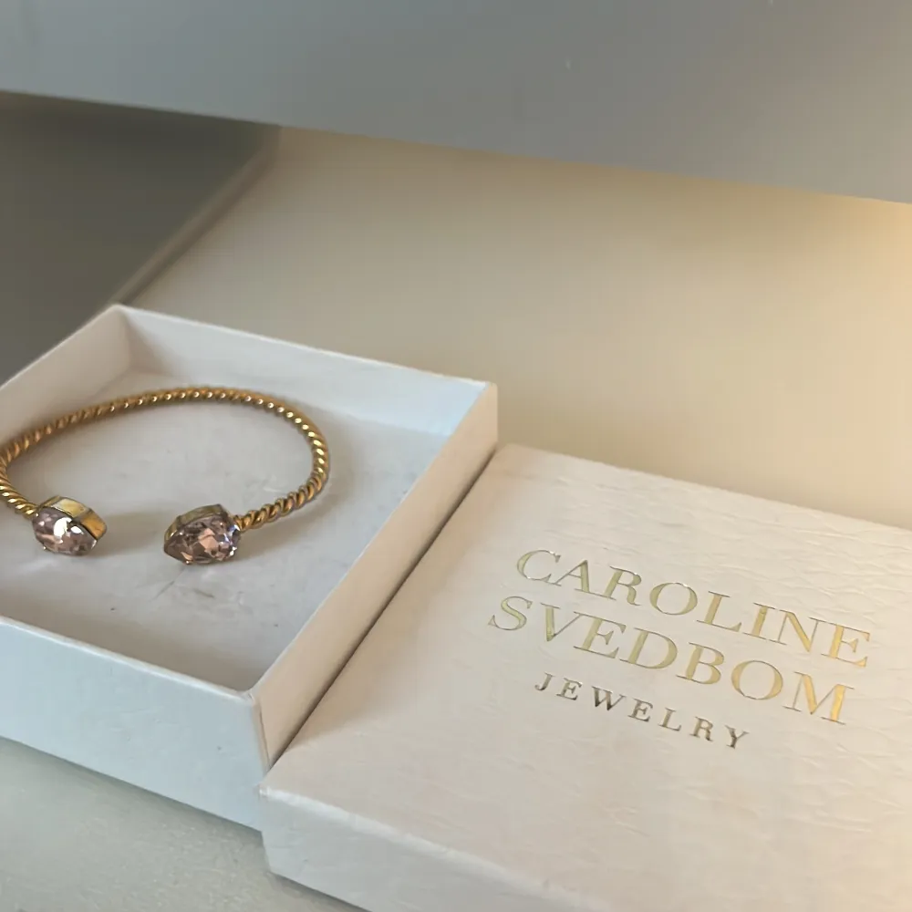Säljer ett Caroline Svedblom armband i en ljus rosa färg. 💕💕 . Accessoarer.