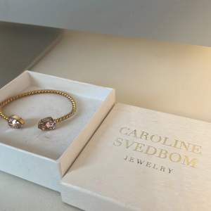Säljer ett Caroline Svedblom armband i en ljus rosa färg. 💕💕 