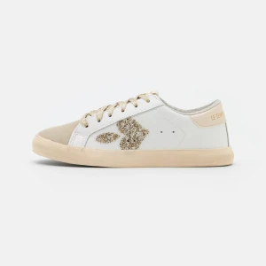 Le temps skor - nästintill oanvända skor från Le Temps. Så fina nu till våren! (slutsålda) Storlek 36, 400 kr eller bud. Köparen står för frakten💓