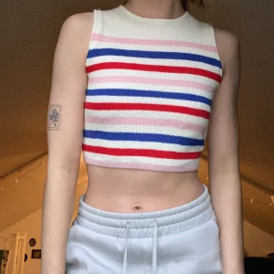 Randig stickad topp - Randig stickad topp från barnavdelningen, men passar mig som är vanligtvis en S. 