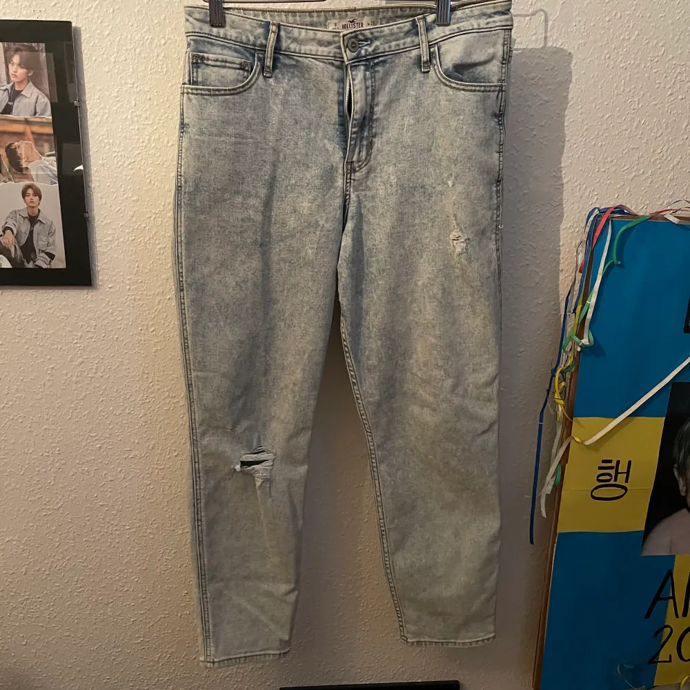 Säljer dessa jeans köpt på Hollister, använt dem max en gång! . Jeans & Byxor.