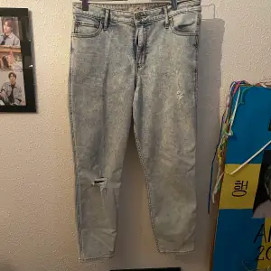 Säljer dessa jeans köpt på Hollister, använt dem max en gång! 