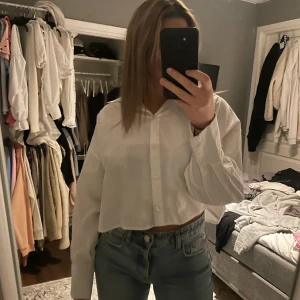 Vit skjorta - Super fin vit skjorta, snygga detaljer där bak