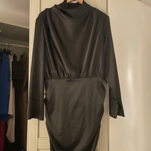 Silkes/festklänning till salu - Säljer klänning