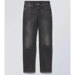 Arrow Low Straight Jeans  - Supersnygga svarta lågmidjade jeans från Weekday. Dom är nästan alltid slutsålda så går knappt att köpa. Orginal pris 590 kr. 🥰🥰🥰