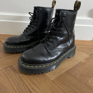 dr. martens - Säljer mina dr martens skor som är nästintill helt nya, har använt dom ca 5 gånger totalt. Säljer pga att jag ej använder dom💕Pris kan diskuteras. Kan mötas upp, köpare står för frakt.