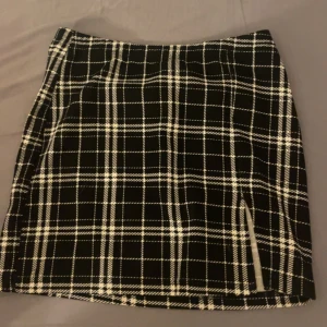 Rutig kjol  - Säljer en utav mina finaste kjolar då den är för liten den har inte kommit till större användning då jag köpte den i september.