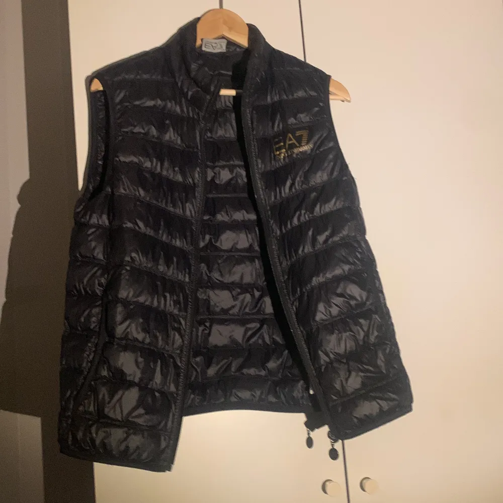 Hejsan, tänkte kolla om det är någon som är intresserad på att köpa en nästan helt ny Armani väst. Använd ett fåtal gånger. Testa den bara typ egentligen sen har den ba blivit hängandes. Storlek M men passar S också utan tvivel. Kan gå ner i pris. . Muu.
