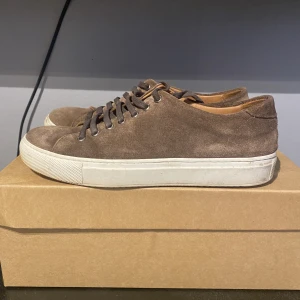 Sneakers  - Säljer nu mina Human Scale skor eftersom jag inte använder dom. Nypris: 1500kr.  Mitt pris: 699