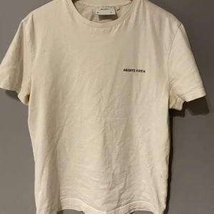 Axel Arigato t-shirt - Säljer nu denna Axel Arigato t-shirten då den är lite för stor för min smak. Den är i storlek S men är oversized. Nypris: 750kr.  Mitt pris: 299