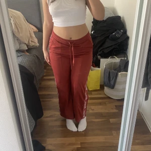 Mjukis  - Vinröda champion mjukisbyxor, lagom långa (är ca 173 cm) , nästan helt oanvända dvs i helt nytt skick. Står Ej för frakt! Pris kan diskuteras 