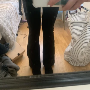 Bootcut jeans  - Assnygga bootcut jeans me dubbel knapp!Red herring svarta strlk 27 Midjemåttet rakt över:36 Midjemåttet runt:80 Innerbenslängd:74