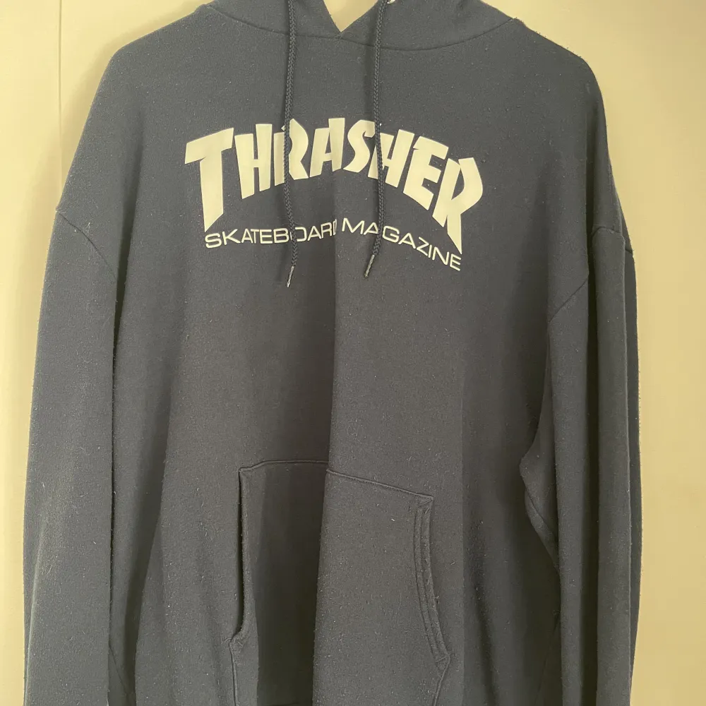 Säljer nu min Thrasher hoodie i fint skick, då de inte är min stil längre.  Använd fåtal gånger.  Köpare står för frakten. Hoodies.