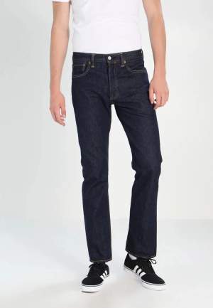Levi jeans  Straight leg jeans W28. L32 Bra styck  Har använd två gånger(glömde bort att jag hade). Köpte för 1.100