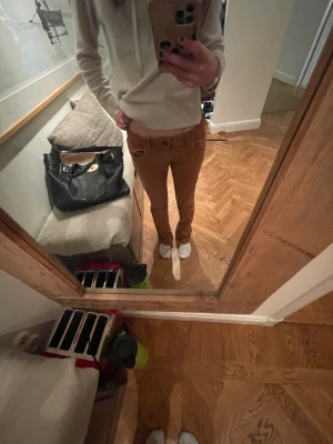 Skit coola bruna bootcut jeans - Ett par skit coola bootcut jeans med slit i en super fin brun färg i storlek 32🥰🥰 vet tyvärr inte ärkerivalen eftersom jag köpte den secondhand🥰 (köparen står för frakt)🥰