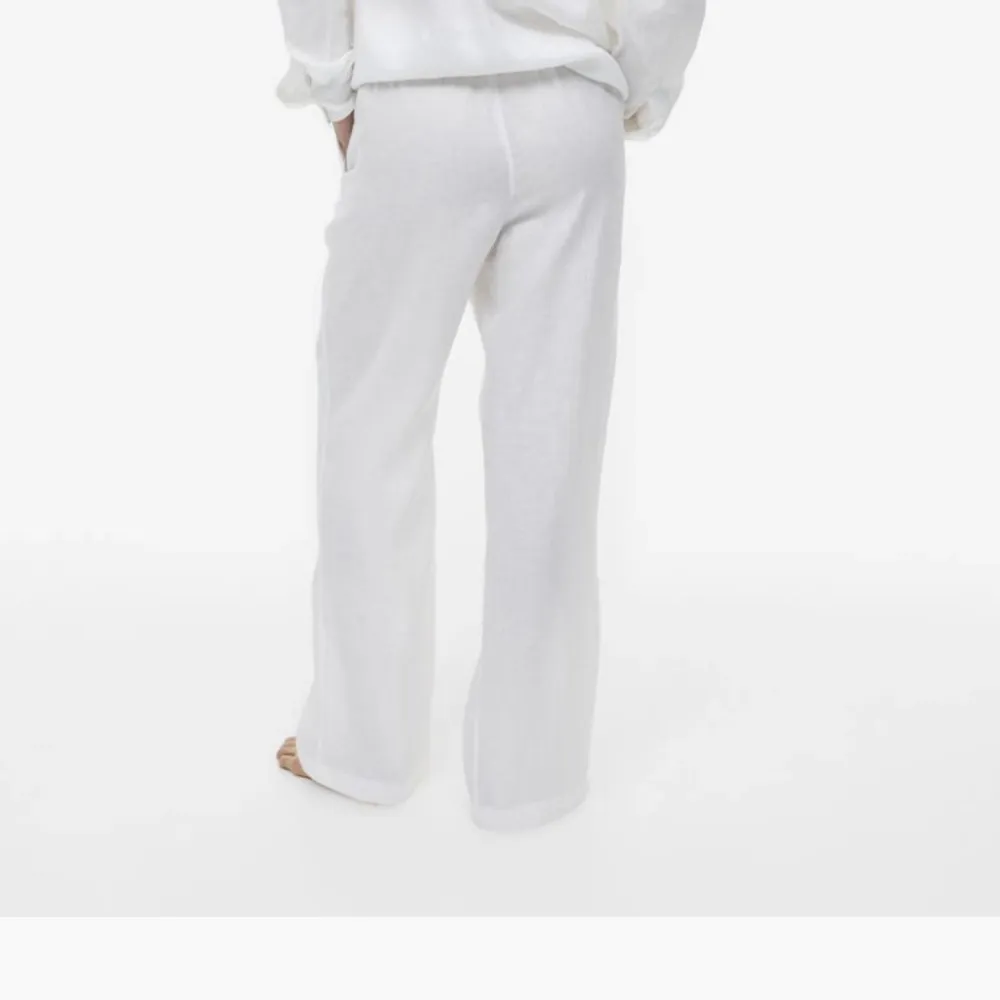 Storlek S. Helt nya med lappar! Vita Raka Low waist. H&M. Slutsålda. Hör av dig om du är intresserad❤️. Farkut & Housut.