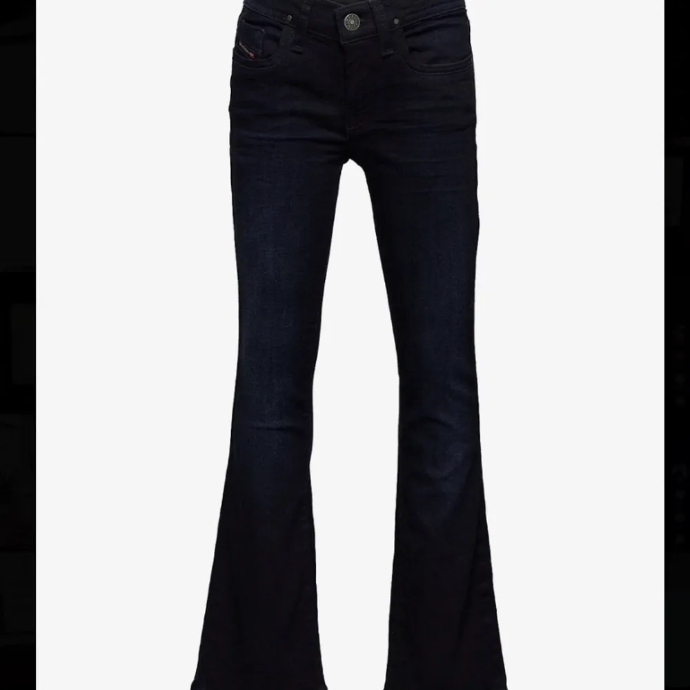 Säljer dessa lågmidjade mörkblåa bootcut jeans från diesel som är justerbara i midjan, då de inte kommer till användning längre. Pris kan diskuteras💕. Jeans & Byxor.