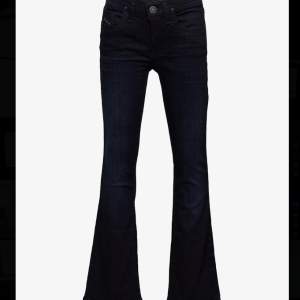 Säljer dessa lågmidjade mörkblåa bootcut jeans från diesel som är justerbara i midjan, då de inte kommer till användning längre. Pris kan diskuteras💕