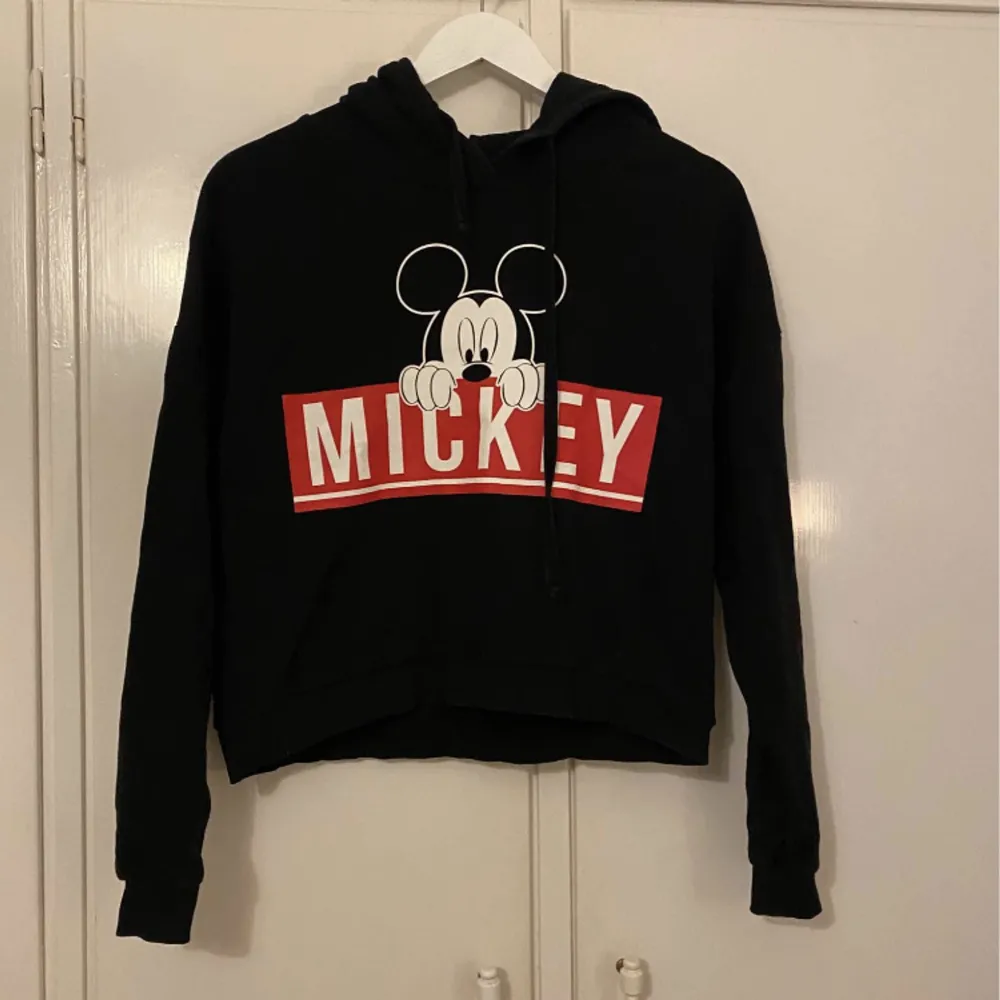 Mickey-Mouse hoodie, nästan helt oanvänd!. Hoodies.