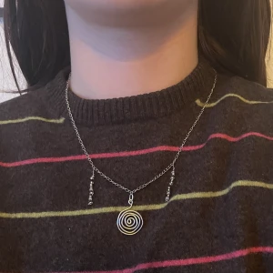 Halsband - Halsband av rostfritt stål och små skimriga pärlor. 🪩